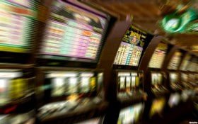 Pengguna di Surabaya mengakses fitur live casino melalui smartphone di waktu santai